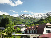 *外観／焼山のふもと、雄大な山並みと美しい渓谷に囲まれた温泉宿です。