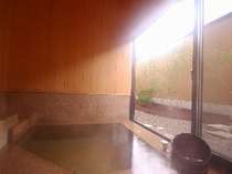 【客室「漆」】お部屋にあるお風呂。ご宿泊の日には１００％掛け流しのお風呂が、お客様のモノだけに・・・