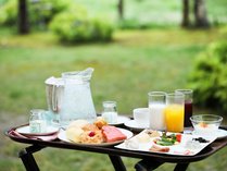 天気の良い日は、外のテラス席での朝食もおすすめです