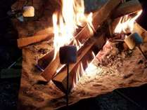暖炉でマシュマロ（※イメージ）冬は暖炉に火が灯ります。