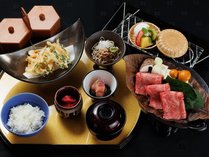 【夕食】飛騨牛朴葉焼き御膳（イメージ）季節により天麩羅またはキトキト盛り（お刺身）をお付けします。