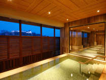 鶴山公園を臨む八階の展望露天風呂「津山温泉・城見SPA」