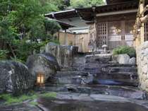 桜田温泉の玄関は池と緑溢れ、鳥の歌声でお迎えしております。