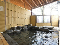 【大浴場（男湯）露天】美肌効果のある群馬猿ヶ京温泉の湯を、ご滞在中いつでもご堪能いただけます。