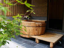 2014年にリニューアルした露天の栂(つが）の丸太風呂です。