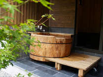 2014年にリニューアルした露天の栂(つが）の丸太風呂です。