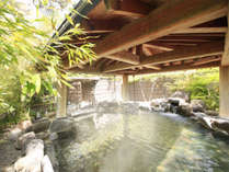 露天風呂『神嘗の湯』…手入れが行き届いた日本庭園をゆっくり眺めながら開放感に浸れます