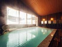 【大浴場】木のぬくもりを感じながら蔵王温泉の歴史ある湯を源泉かけ流しで楽しむ、贅沢な湯浴み