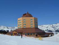 ホテルの客室、レストランからゲレンデや魚沼の山々の雪景色を堪能できます。