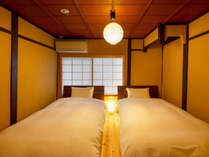 暖色の照明に灯された寝室。落ち着きのある空間で、ゆっくりと旅の疲れを癒して頂けます。
