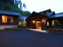 #外観　山々に抱かれる平屋造りの古き良き日本家屋宿でございます。