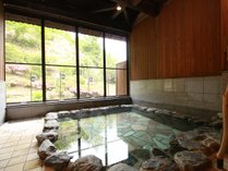 #美肌の湯　大きな窓が開放的な大浴場。季節の移ろいを感じながらお寛ぎください。