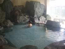 大きな岩を配した湯船富士山を望む温泉大浴場
