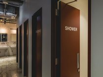 5F共用シャワー：24時間利用可　/　男女共用×5カ所・女性専用×2カ所ご用意しております。