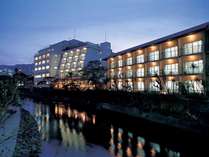 当館は伊東温泉の中心を流れる松川沿いにございます。