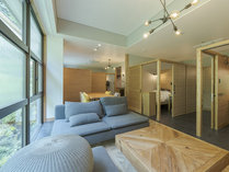【２階コンパートメント客室-蓼科-】リビングに面する個室はスライド式の開閉壁で共有空間にする事も可能。