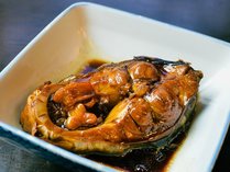秘伝のたれでぐつぐつ煮込んだ「佐久鯉の旨煮」は、常盤館の会長が４０年も昔にあみ出した常盤館定番の味！