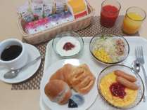 【ご朝食一例】（有料）パン食での洋定食：コーヒー、ジュースはフリードリンクでご用意しております♪