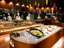レストランアレッタのオープンキッチン、朝食バイキングには５０種類以上の料理が並びます。