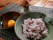#朝食一例_黒米を混ぜた古代米に新鮮・濃厚な奥久慈しゃものたまごで贅沢な卵かけご飯です！