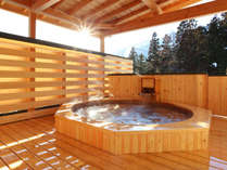 四季折々の自然に囲まれながら白馬八方温泉が楽しめる露天風呂は2021年冬にリニューアルしました。