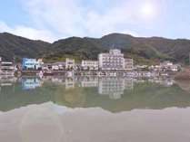 *日奈久温泉街で最も八代海に近い当館は全室オーシャンビュー。潮騒をBGMに心安らぐ休日をお過ごし下さい。