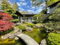 1日1組限定の一棟貸しの宿で、鯉が泳ぐ日本庭園を眺めながら、侘び寂びの世界観を深く味わうことができます。