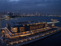 ホテル外観　新港ふ頭に建つ新名所「横浜ハンマーヘッド」に隣接。海からのアクセスも可能 写真