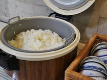 *朝食一例／新潟産コシヒカリはお替り自由！粘りと甘みが強く、炊き上がりの香りやツヤの良さが特徴です。