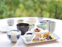 *【朝食・バイキング(一例)】メニューは50種類。もちろん和食料理もご用意しています。