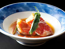 【金目鯛煮付け（一例）】伊豆が水揚げ日本一を誇る金目鯛。お箸でふわっとほどける絶品煮付けでどうぞ。