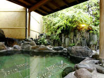 ◆露天風呂男湯◆源泉をそのままかけ流した贅沢な湯。明るくゆとりあるリラックス空間となっております。