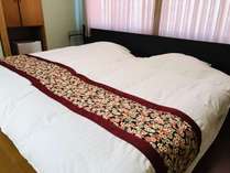 和モダンルーム　１2０センチ幅のベッド２台をぴったりくっつけることもできます。