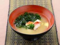 【十六穀米ヘルシー朝膳】金目鯛味噌汁と伊豆食材にこだわった和食は、旅の朝を優しく目覚めさせてくれます