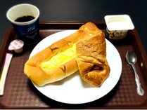 ご朝食　写真は一例です。パンの種類は日によって変わる事がございます。