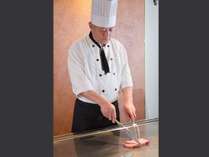 ・モダン料亭「飛梅(飛梅)」では、オープンキッチンで焼き立ての伊予牛ステーキをご提供しております