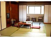 白木造りの心温まる和室です。ごゆっくりとお寛ぎください。