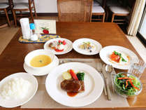 *【夕食一例】夕食は家庭風洋食ディナーをご用意。信州産の食材にこだわっております