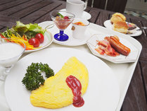 【朝食バイキング】太陽の光が降り注ぐ、開放的なレストランでお召し上がり下さい