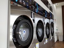 コインランドリー、Sサイズ3台・Mサイズ1台洗濯用洗剤や柔軟剤の準備が不要な洗濯乾燥機