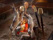 囲炉裏料理では新鮮な岩魚を炭火焼ならではの焼き加減で出来立てがお楽しみいただけます。