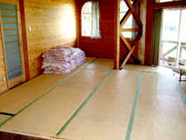 【きのこの館】冷暖房完備！20畳の広さに14畳の畳スペースを備えたキャビンタイプのお部屋です。