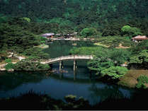 栗林公園の広大な敷地では六つの池、十三の築山、美しい松林などの景観が楽しめます。