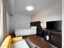 【2023年9月客室リニューアル】デラックスダブルは22平米の広さに168センチ幅のベッドを設置。