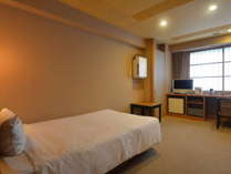 【シングルルーム】シンプルなシングル客室。リーズナブルにご宿泊いただけます。