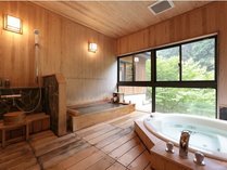 【別邸つばき】広々とした２つの浴槽（にごり湯の寝湯＆ジャグジー）のある半露天風呂です。