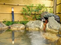 *露天風呂／ゆったり入れる伊豆高原温の露天風呂は貸切利用OK。