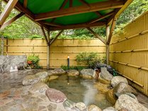 *露天風呂／ゆったり入れる伊豆高原温の露天風呂は貸切利用OK。