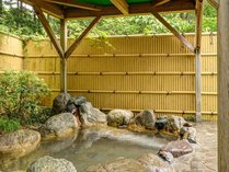 *露天風呂／大人5、6人が一緒にゆったり入れる伊豆高原温泉の露天風呂です。