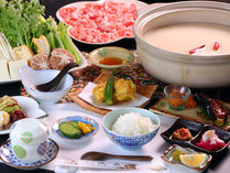 【あったか鍋】塩麹鍋は食材が柔らかくなり、味付けも絶妙です。寒い季節に食べると、体も心も温まります。